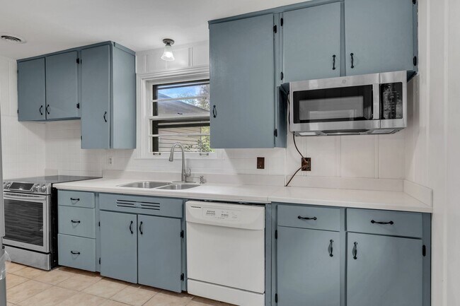 Foto del edificio - Large Donelson home with lower level apart...