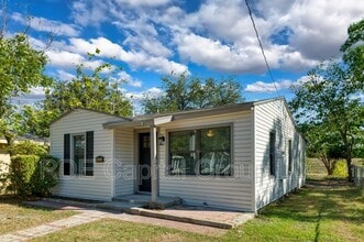 Building Photo - 4523 Rockwood Dr