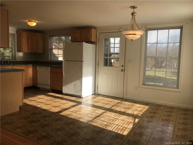 Building Photo - 484 Long Hill Rd