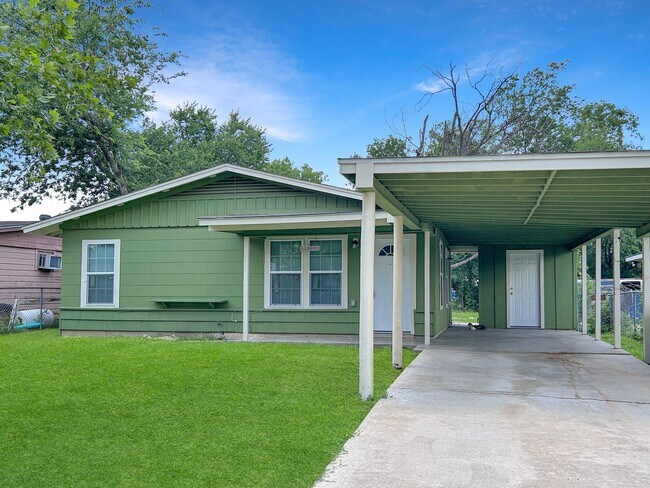 Photo - Cozy, Remodeled 2BR with Covered Parking &... House