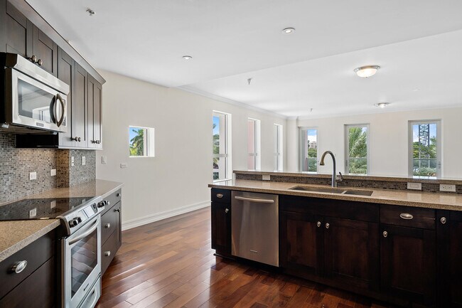 Building Photo - 455 E Palmetto Park Rd