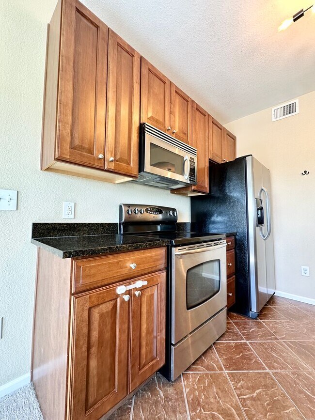 Building Photo - 2 Bedroom 2 Bathroom Top Floor Condo with ...