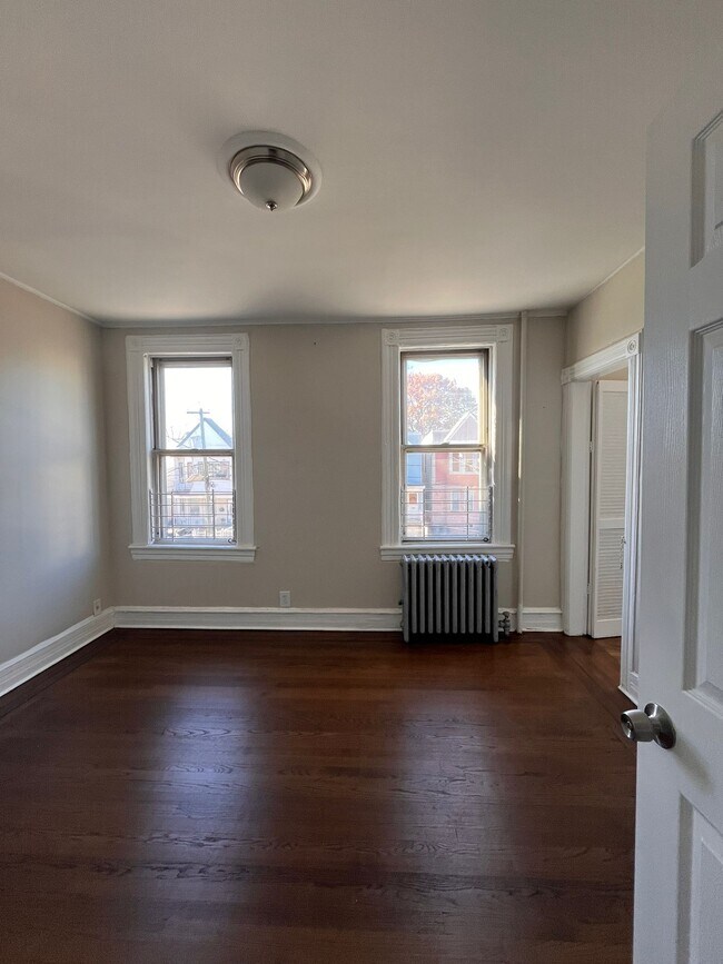 Foto del edificio - 76 Pearsall Ave