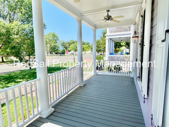 Building Photo - Don't Miss Out!! Charming Beach Community!