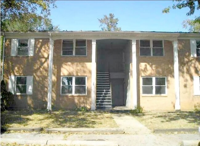 Building Photo - 707 Village Ln