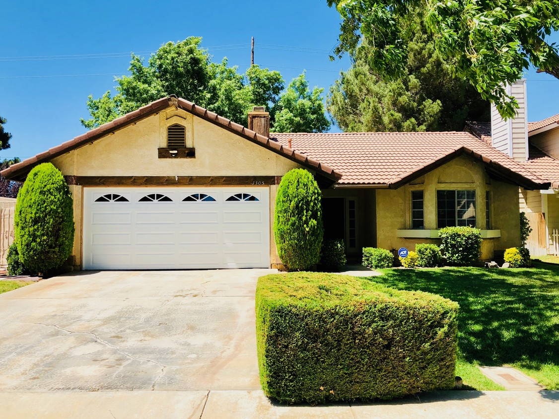 1305 Windsor Pl, Palmdale, CA 93551 House Rental in Palmdale, CA