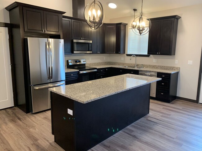 Building Photo - Beautiful 3 Bed 2 Bath Rambler