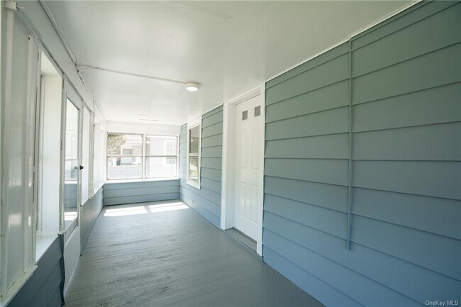 Building Photo - 65 Violet Ave