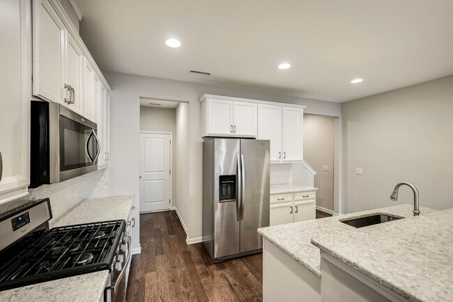 Foto del edificio - Contemporary, spacious 3-bedroom, 2.5-bath...