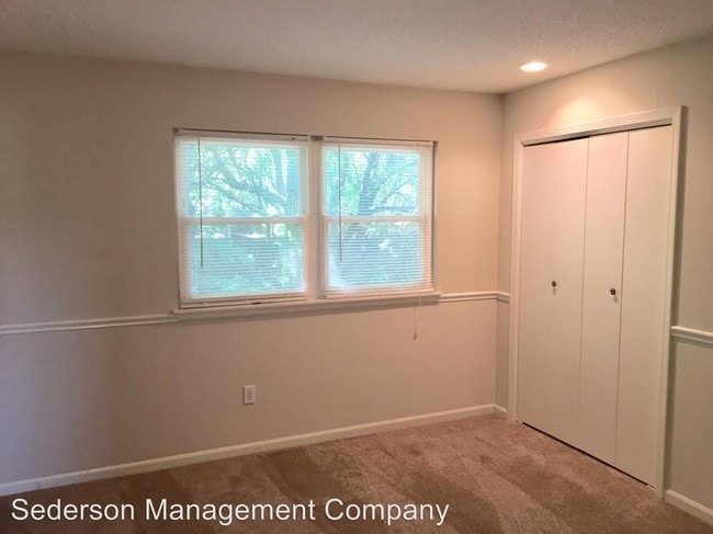 Building Photo - 802 S Willow Dr