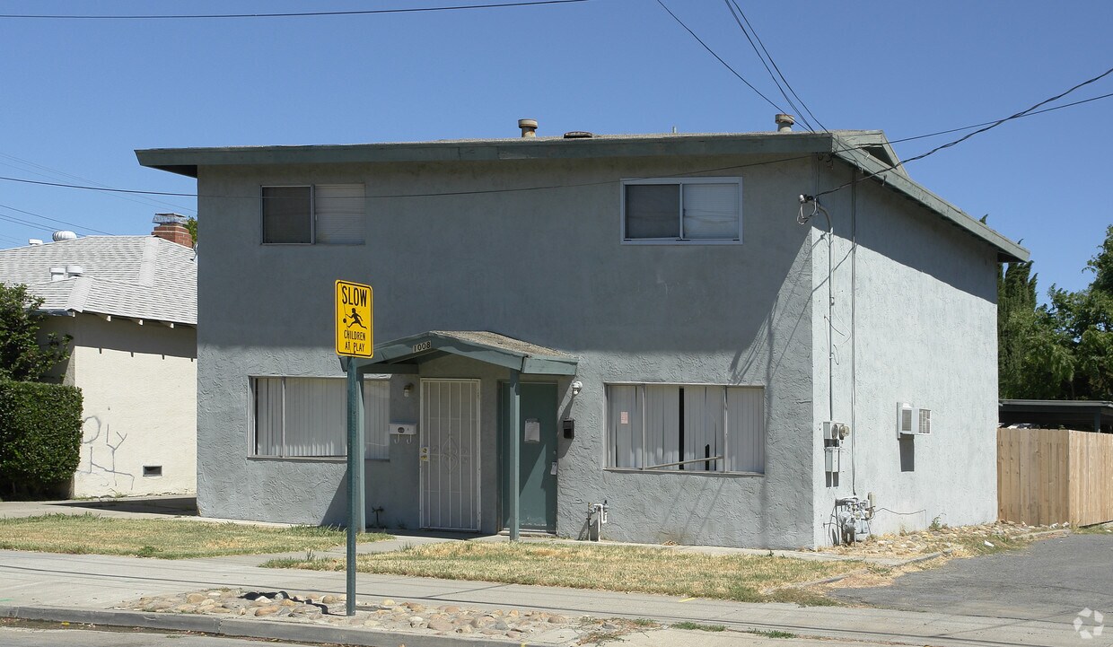 Building Photo - 1008 W 7th St
