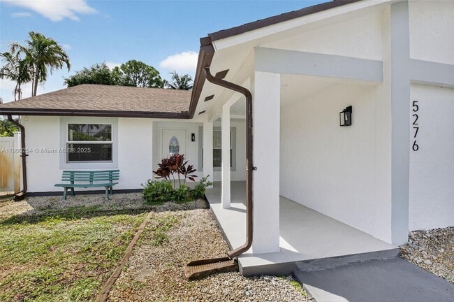 Foto del edificio - 5276 Pine Tree Dr