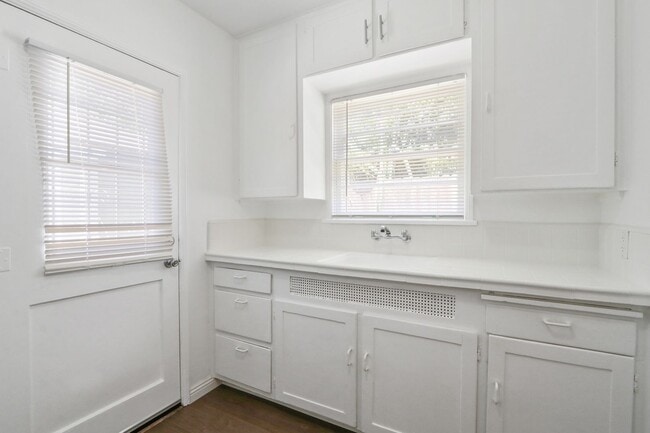 Building Photo - Charming Triplex Unit in Historic Rose Park