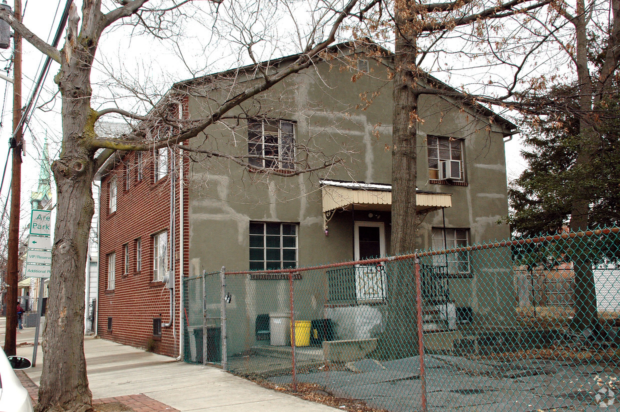 Building Photo - 1020 Hudson St