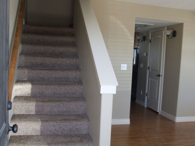 Building Photo - DARLING 2 bed, 1.5 bath END UNIT TOWNHOME ...