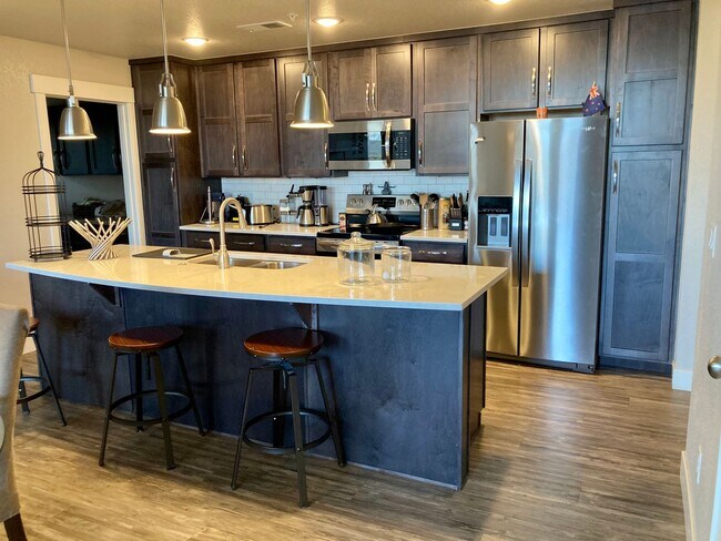 Foto del edificio - Spacious 3-Bed, 2-Bath Condo in the Desirable Rigden Farm Area