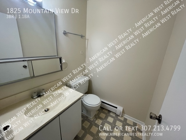 Building Photo - 3 Bed, 1.5 Bath Townhouse