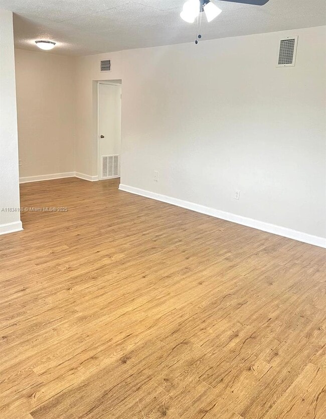 Foto del edificio - 8271 Crespi Blvd
