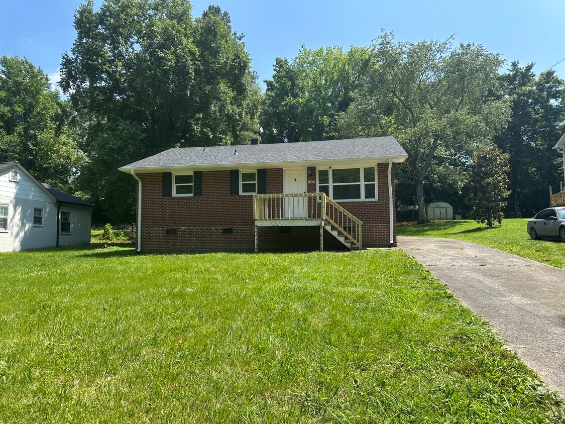 Primary Photo - 240 E Davidson Ave