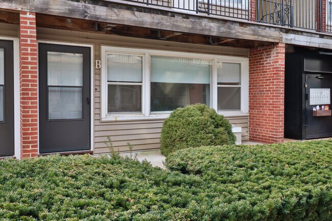 Building Photo - 760 E 5th Ct