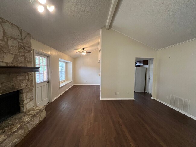 Foto del edificio - LOVELY 3 BEDROOM 2 BATH HOME IN NORTH EAST...