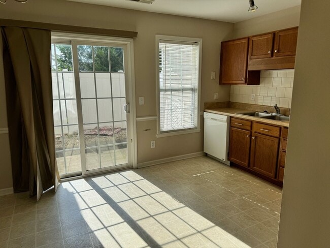 Building Photo - Charming 2-Bedroom, 2-Bath Townhouse in Wi...