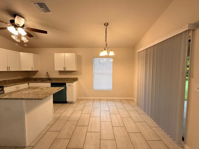 Foto del edificio - 1714 Four Mile Cove Pkwy