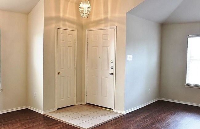 Building Photo - 3045 Elmbrook Dr