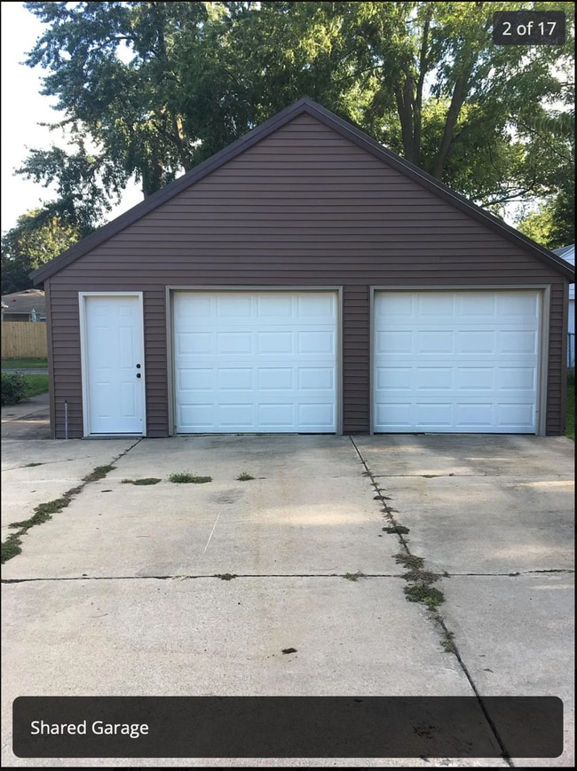 Plaza de garaje compartida/estacionamiento fuera de la calle - 1225 8th Ave NW