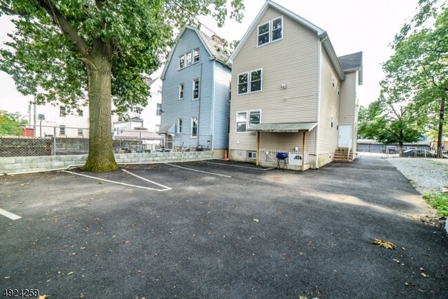 Building Photo - 139 Montclair Ave