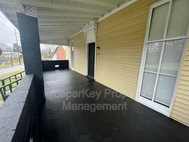 Building Photo - 207 20th St