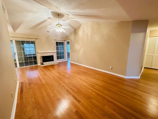 Foto del edificio - Charming 2 Bedroom 2 Bathroom Condo, Heate...