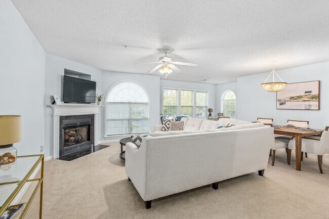Building Photo - Spacious Furnished 2 bedroom 2 bath Condo ...