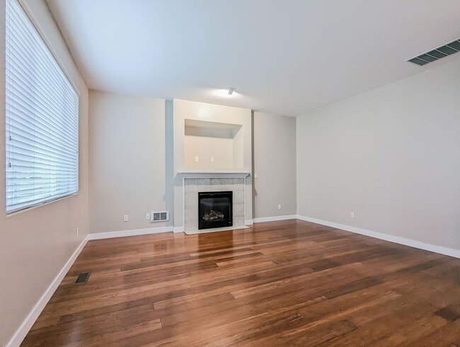Foto del edificio - Beautiful 3 bed, 2.5 bath home with fully ...