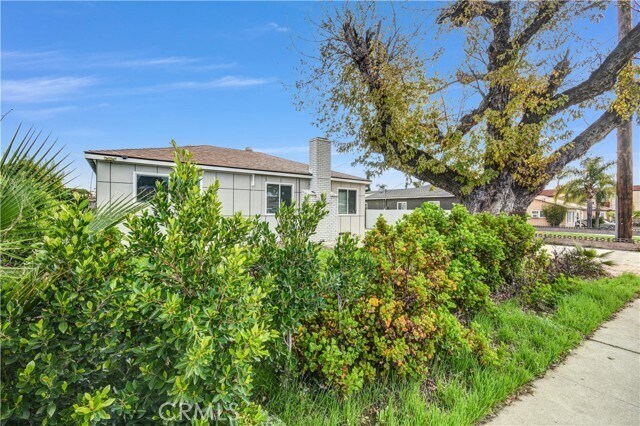 Building Photo - 12811 Oaks Ave