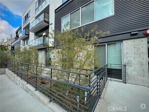 Building Photo - 957 S Figueroa St