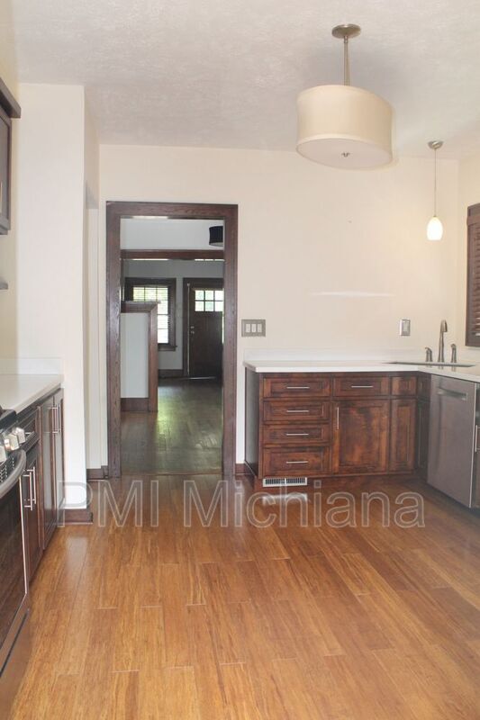 Building Photo - 208 Tonti St