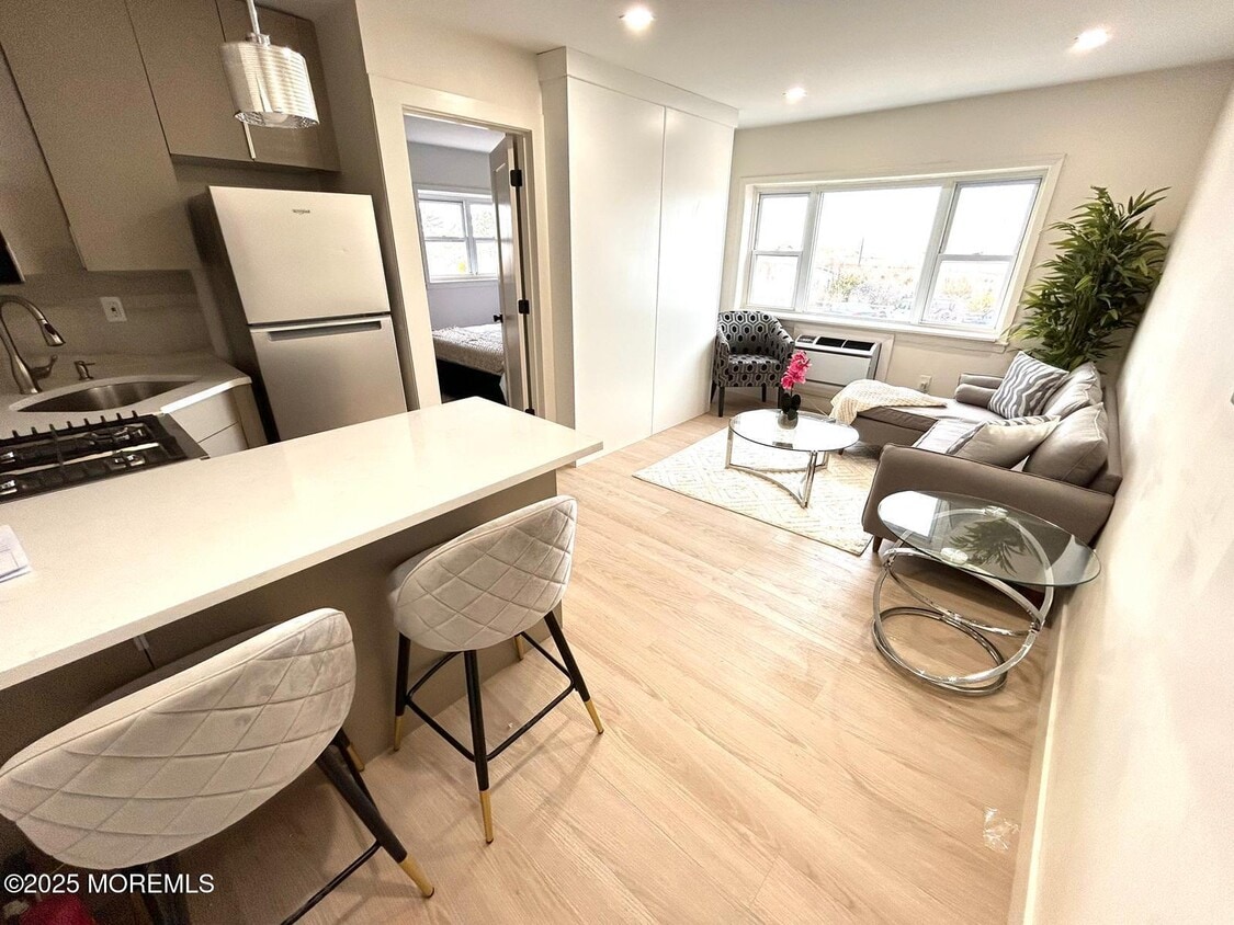 Foto principal - 1217 Ocean Ave N