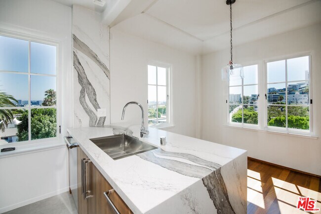 Foto del edificio - 1302 N Sweetzer Ave