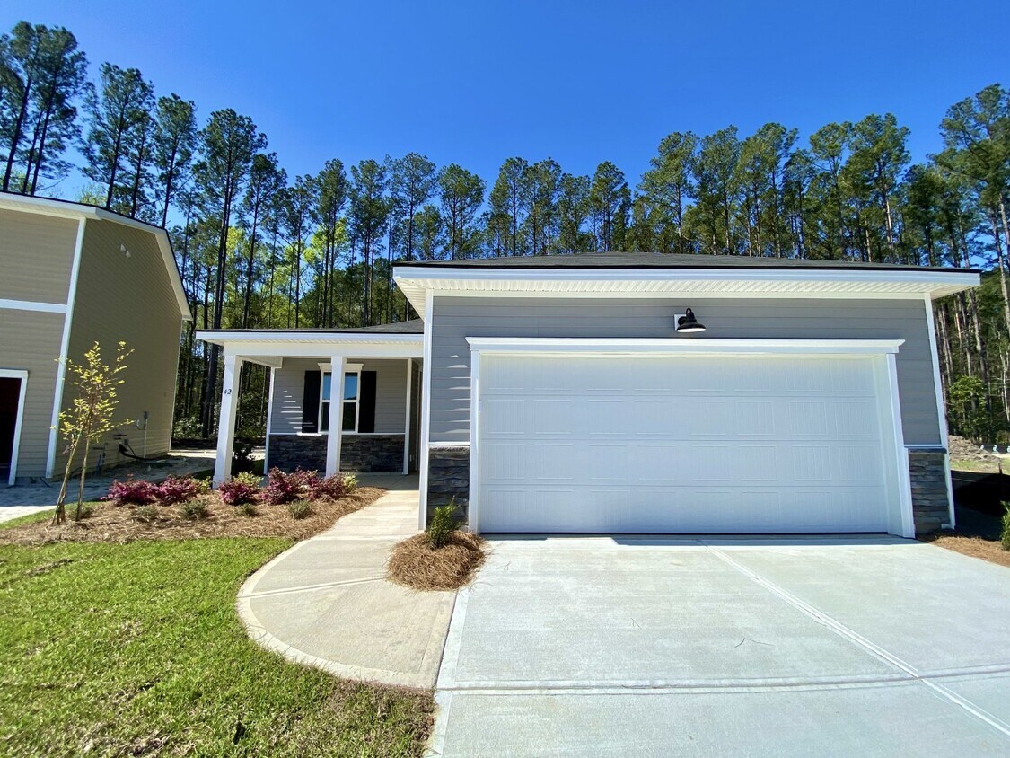 Foto principal - Brand New, Four Bedroom Home in The Lakes ...
