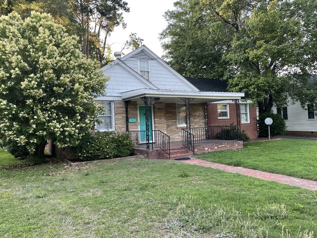 Cute house with lots of space - 1307 E Ash St