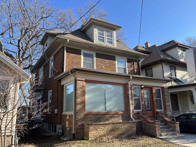 Foto del edificio - 2434 Sommers Ave