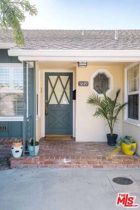 Foto del edificio - 5849 Goodland Ave
