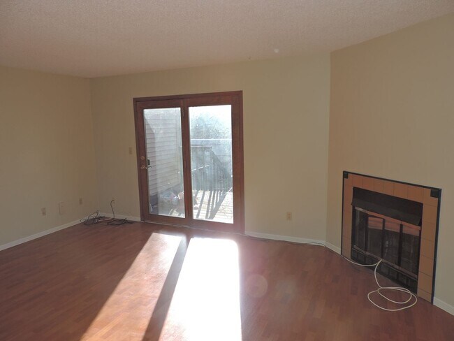 Foto del edificio - $1,475 | 2 Bedroom + Den, 2.5 Bathroom Townhome | NO PETS | Available for August 1st, 2026 Move In!