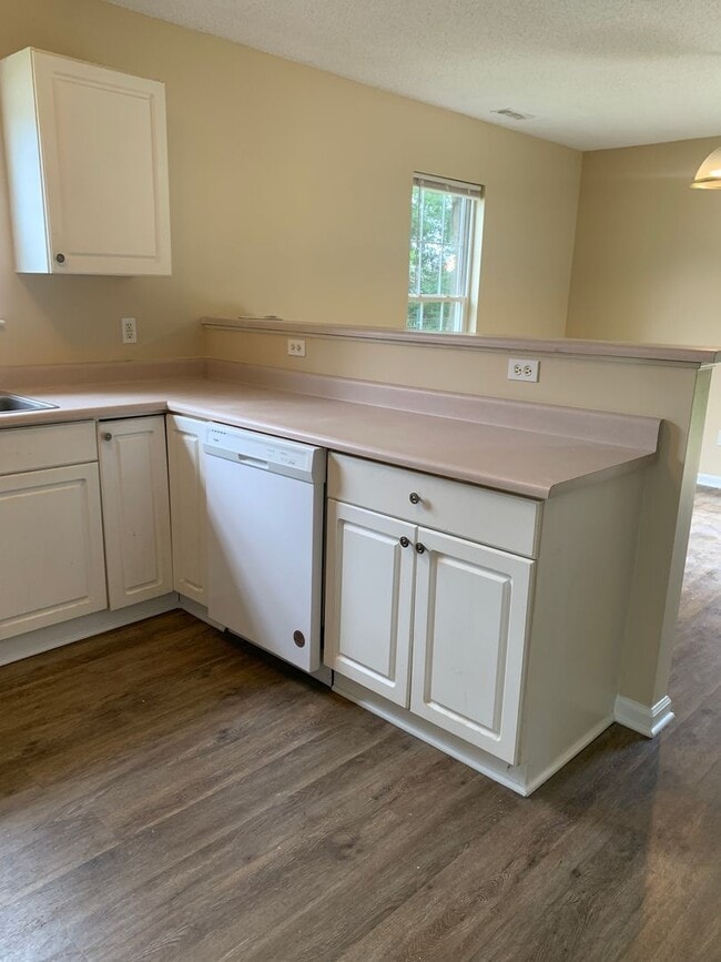 Building Photo - 3 Bedroom 2 Bath on Park Ave. Available