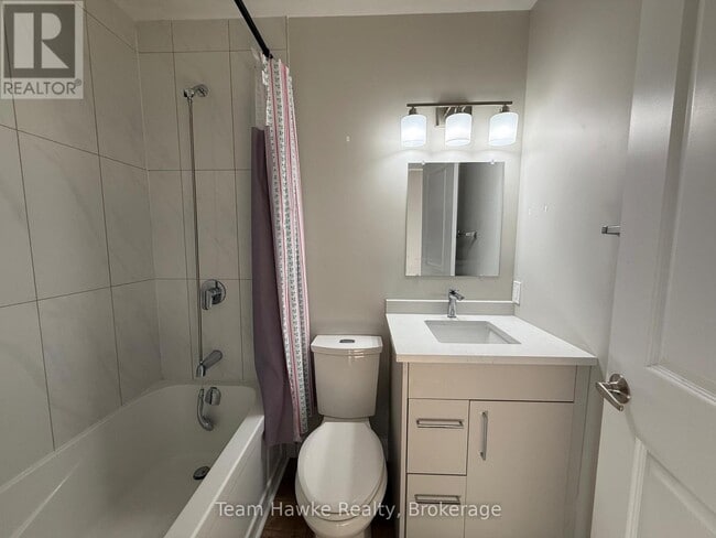 Building Photo - 521 Bay St