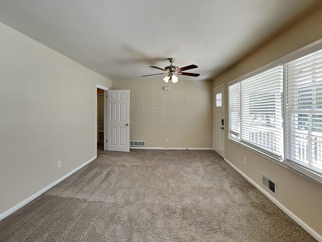 Building Photo - 220 Oakcliff Ct Nw
