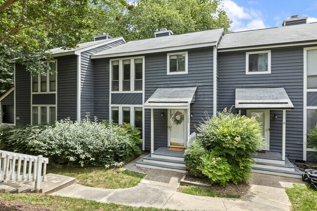 Foto del edificio - Renovated 3BR/2.5BA Townhome in Prime Cary...