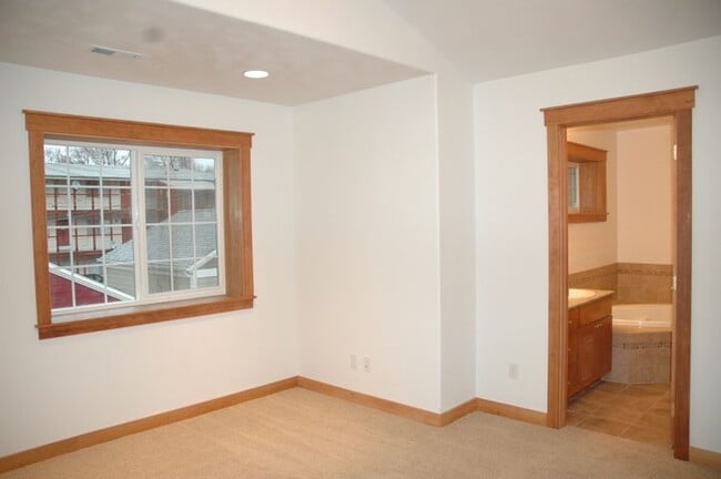 Building Photo - 4 Bd/3 Ba Townhouse on Pioneer Hill!
