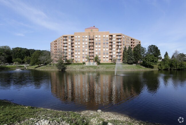 Lisle Apartaments, IL - The Towers at Four lakes